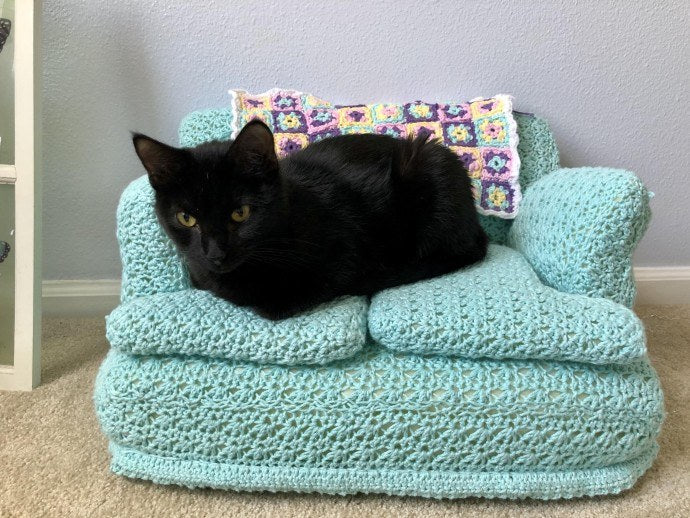 People Are Crocheting Tiny Couches For Their Cats, And The Results Are Adorable